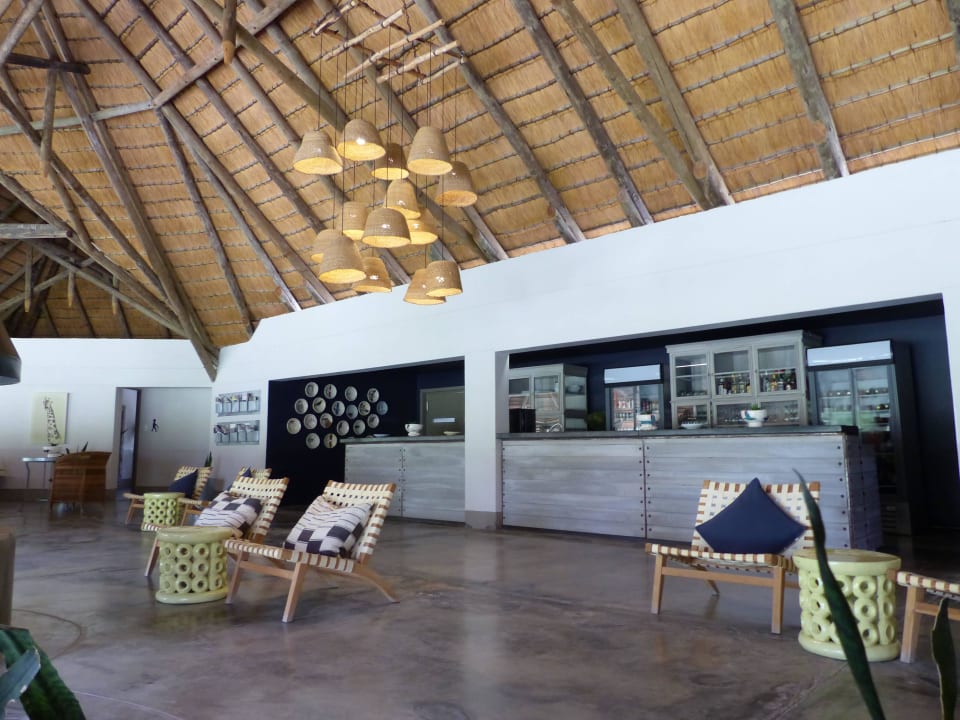 Blick zum Tresen des Frühstücksbuffets Mushara Bush Camp