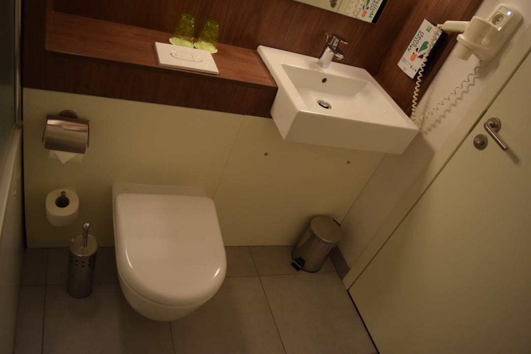 WC unter dem Waschtisch. Breite Ablagefläche. Föhn an der Wa Hotel Ibis Styles Vilnius