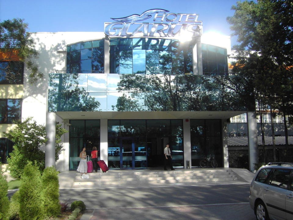 Hoteleingang Hotel Glarus Beach