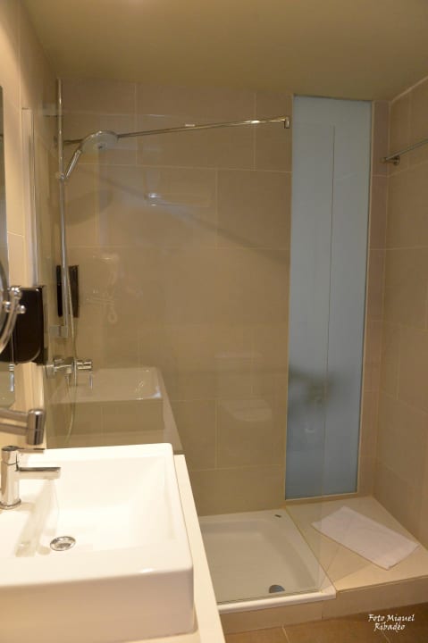 Baño AZZ Valencia Táctica Hotel