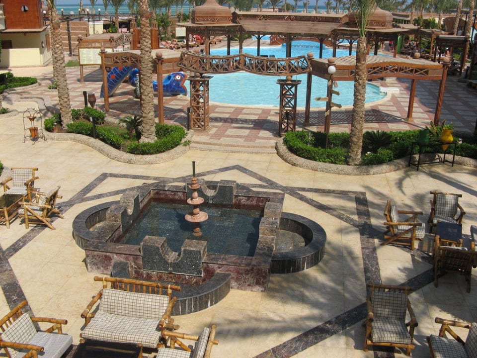 Перед отелем Riviera Aqua Park Resort