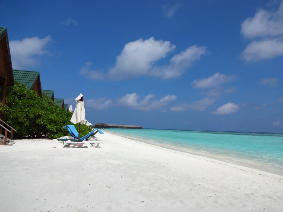Strand an den Wasservillen Meeru Maldives Resort Island