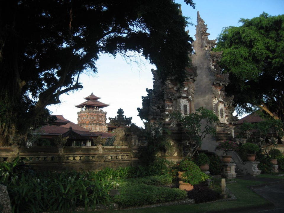 Im Einfahrts-Bereich Nusa Dua Beach Hotel & Spa