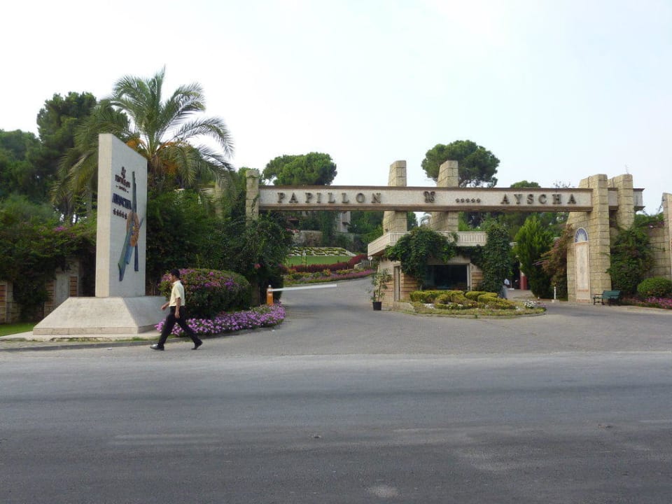 Einfahrt zum Hotel Papillon Ayscha