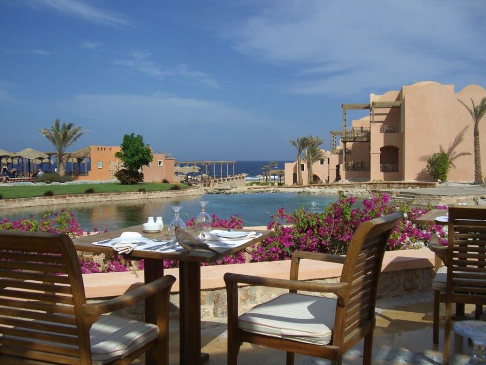 Terrasse des Restaurant mit Sicht auf die Lagune Radisson Blu Resort, El Quseir