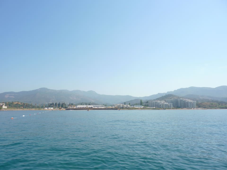 Blick vom Meer auf das Hotel Karya Family Resort  All Inclusive