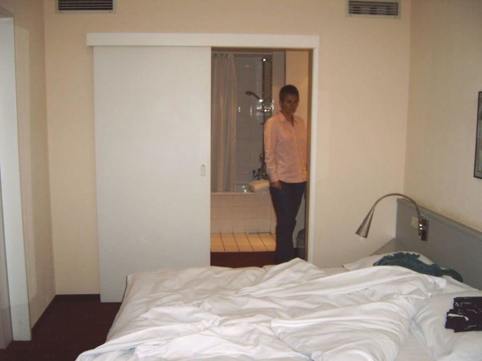 Schlafzimmer, Umkleide und WannenBad Hotel NH Fürth Nürnberg