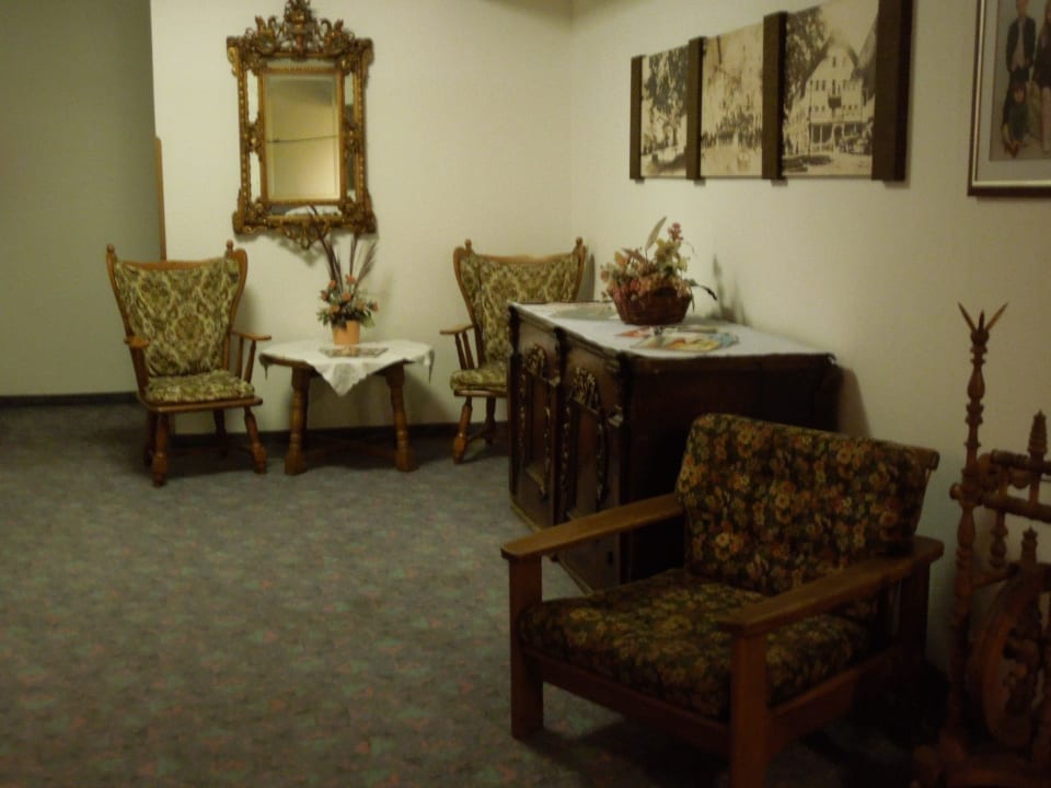 Dekoration in den Gängen Hotel Goldener Hirsch