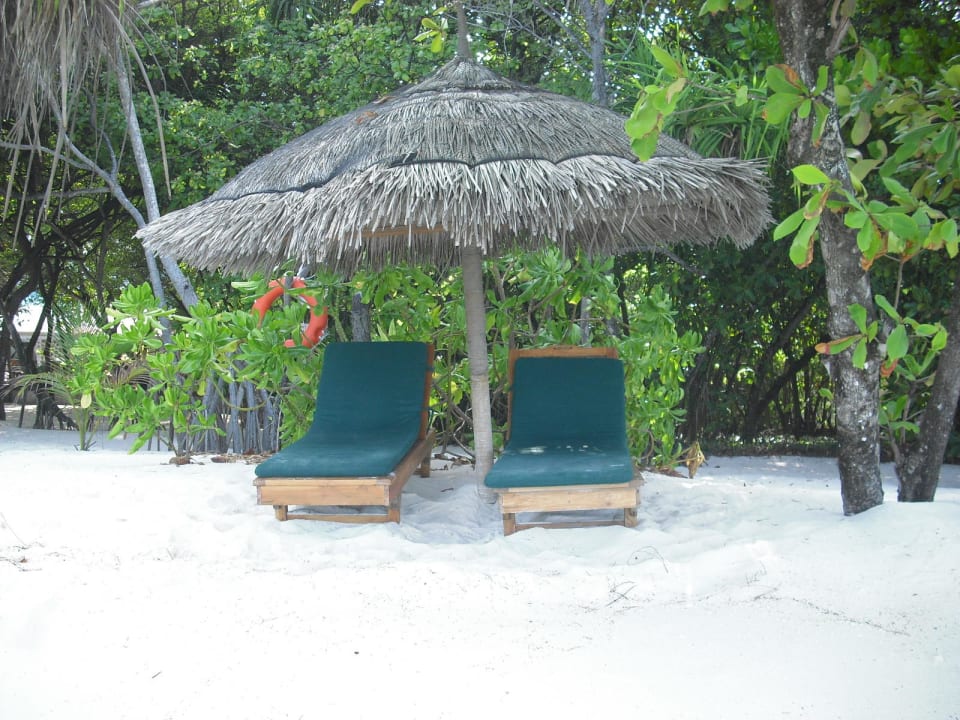 Unsere Liegen am Strand NH Collection Maldives Reethi Resort
