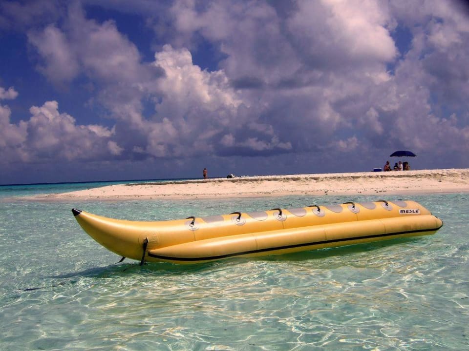 Bananaboot vor einer Sandbank Summer Island Maldives