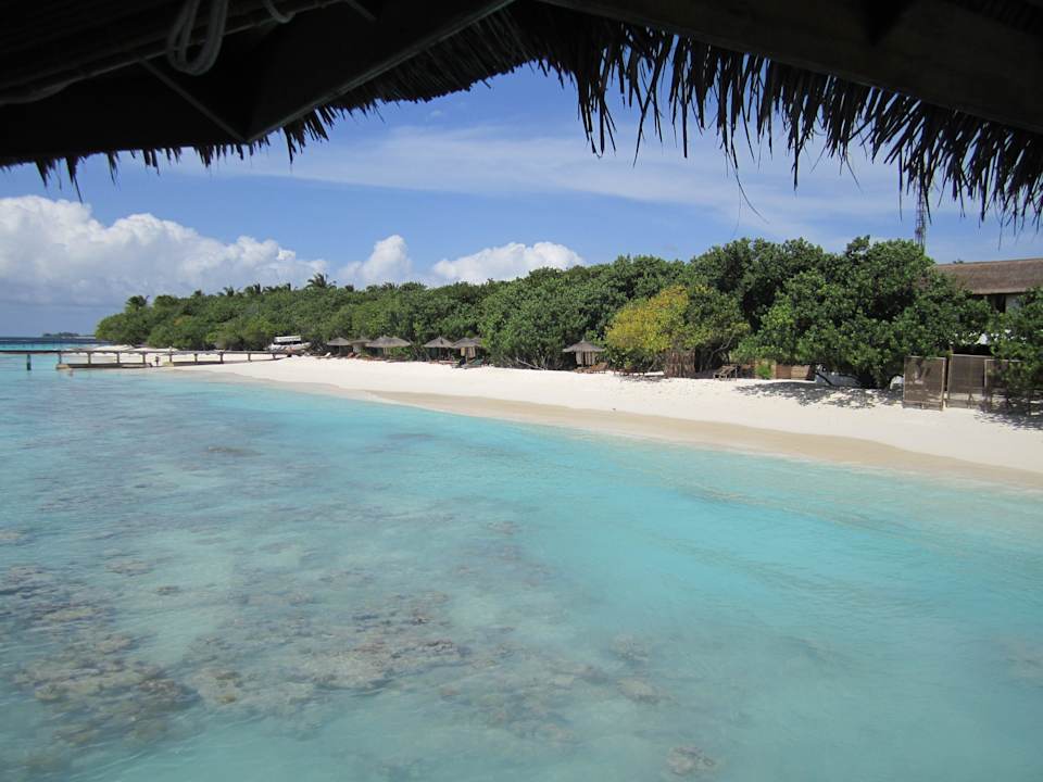 Sicht auf die Insel von einem Restaurant aus NH Collection Maldives Reethi Resort