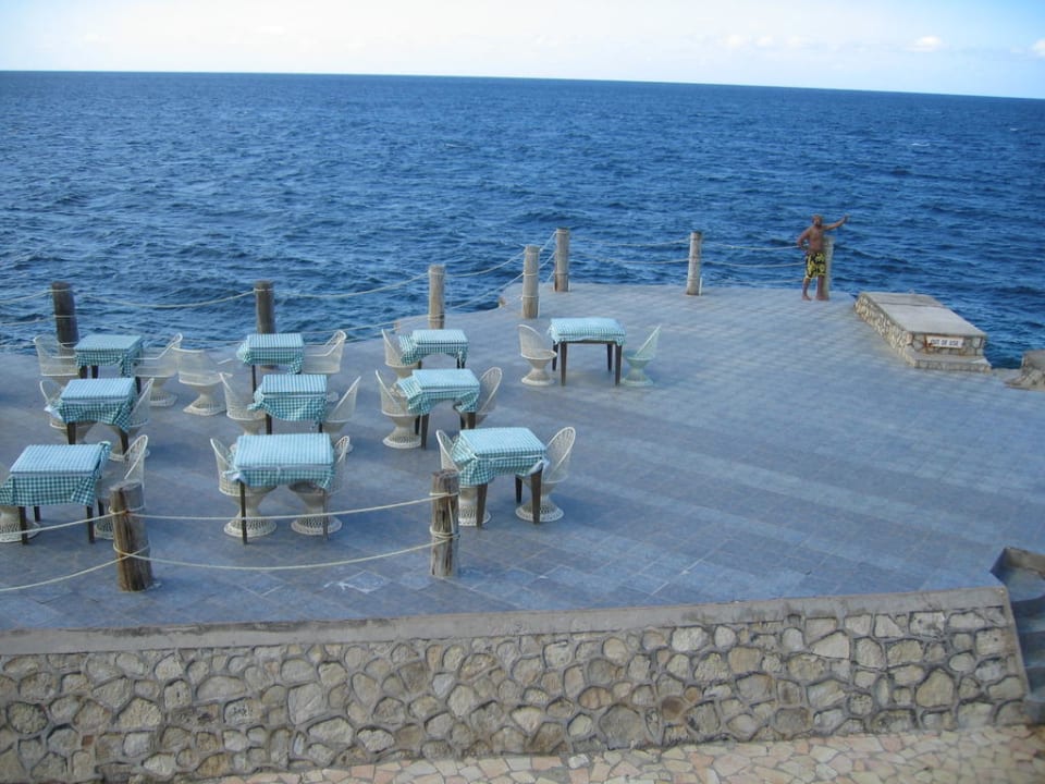 Blick vom Restaurant auf die Bar-Anlage Samsara Cliff Resort