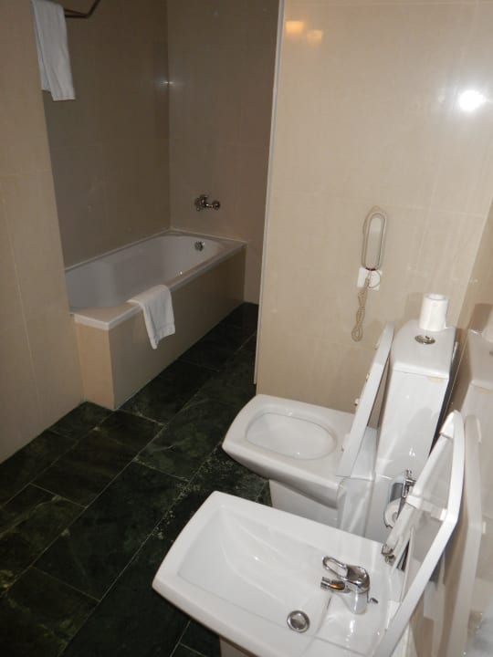 Bad, gut ausgestattet aber muffig Plaza Inn Doha