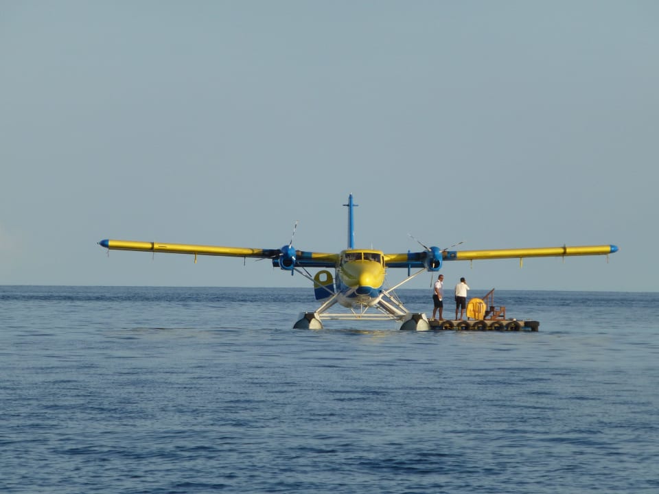 Plattform im Meer wo man landet Kuramathi Maldives
