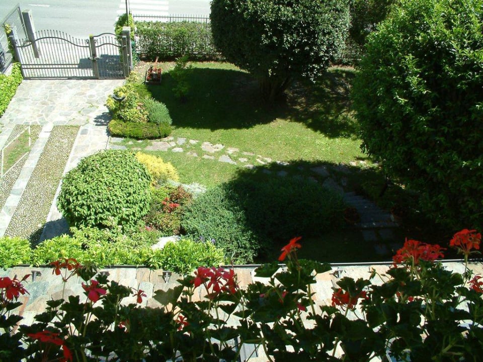 Giardino visto dalla sala breakfast  B&B Villa Verde