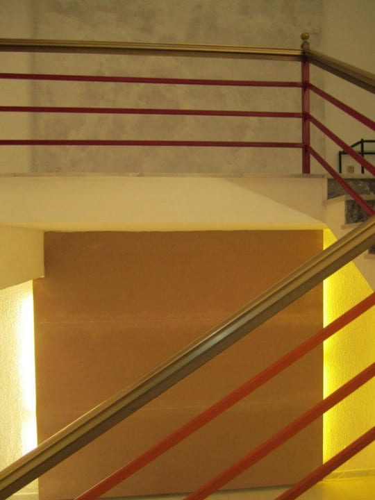Holzplatten Treppenhaus (siehe Hintergrund) Hotel Clumba