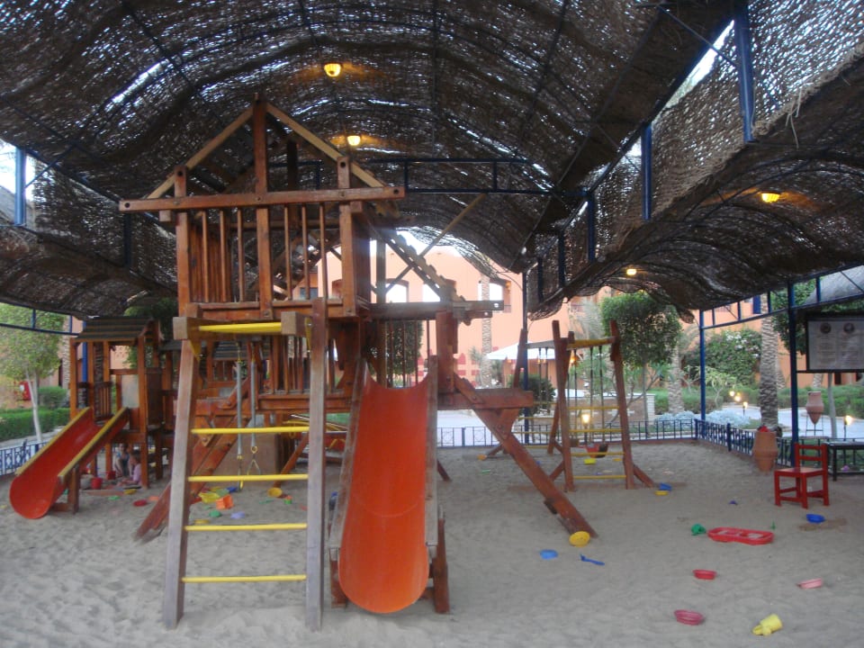 Spielplatz überdacht im Hotelpark Jaz Makadi Oasis Resort