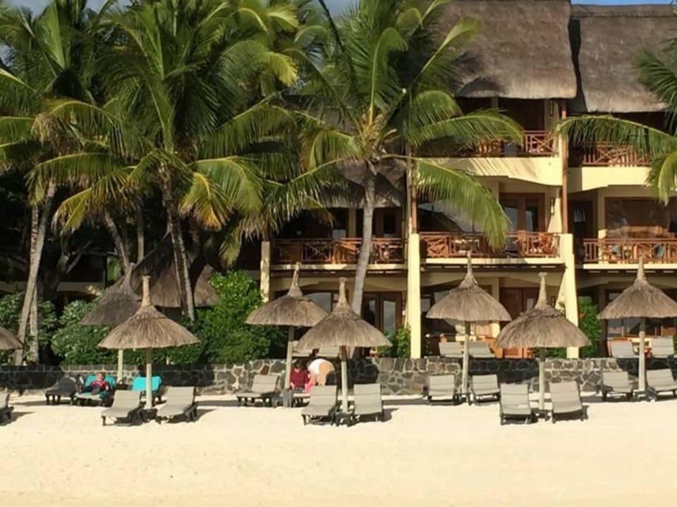 Blick vom Strand auf das Hotel Constance Belle Mare Plage