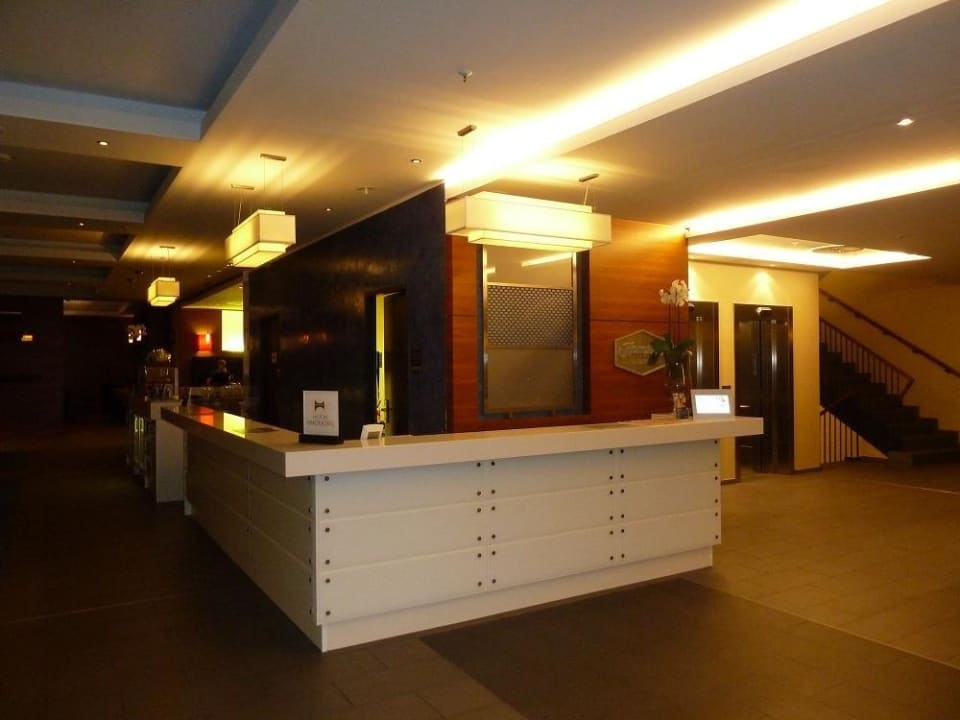 Rezeption und Barbereich Hampton by Hilton Berlin City West