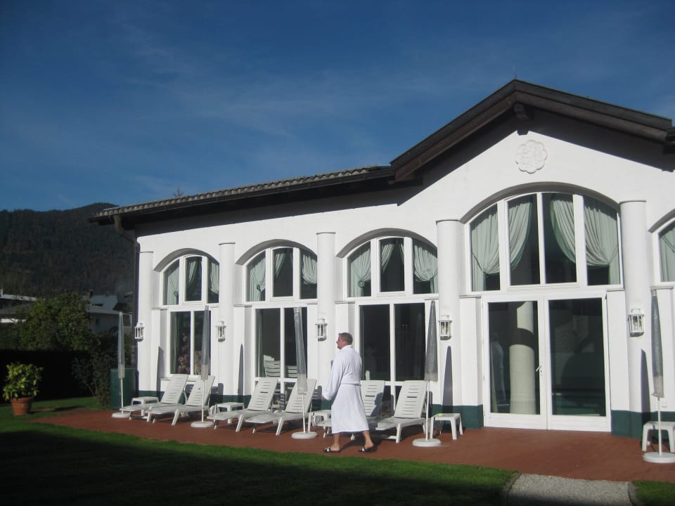 Mit Liegen und Sonnenschirmen und warmen Decken Hotel Moisl