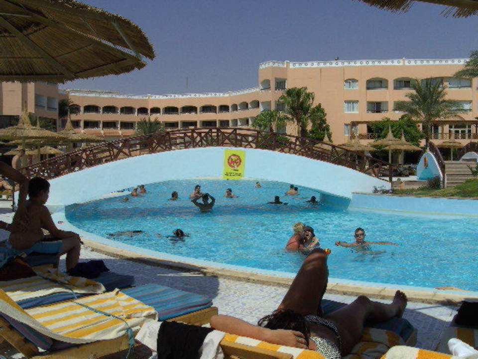 Pool am Hauptgebäude Beach Albatros Resort