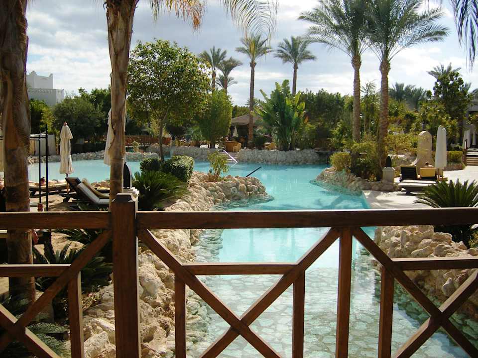 Kleiner Wasserfall vor großem Pool Ghazala Gardens