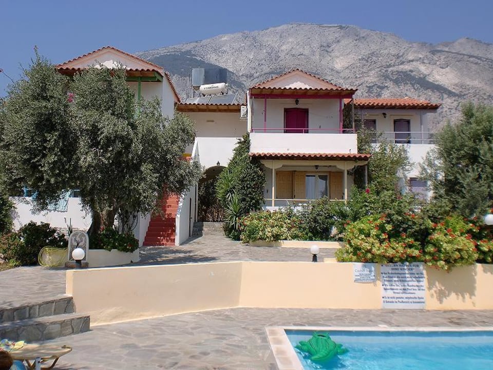 Blick vom Pool auf die Appartments Hotel Sunflowers