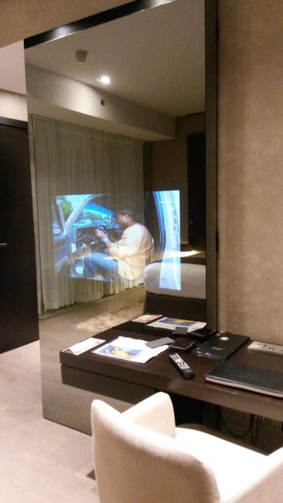 TV im Spiegel The Canvas Hotel Dubai MGallery By Sofitel