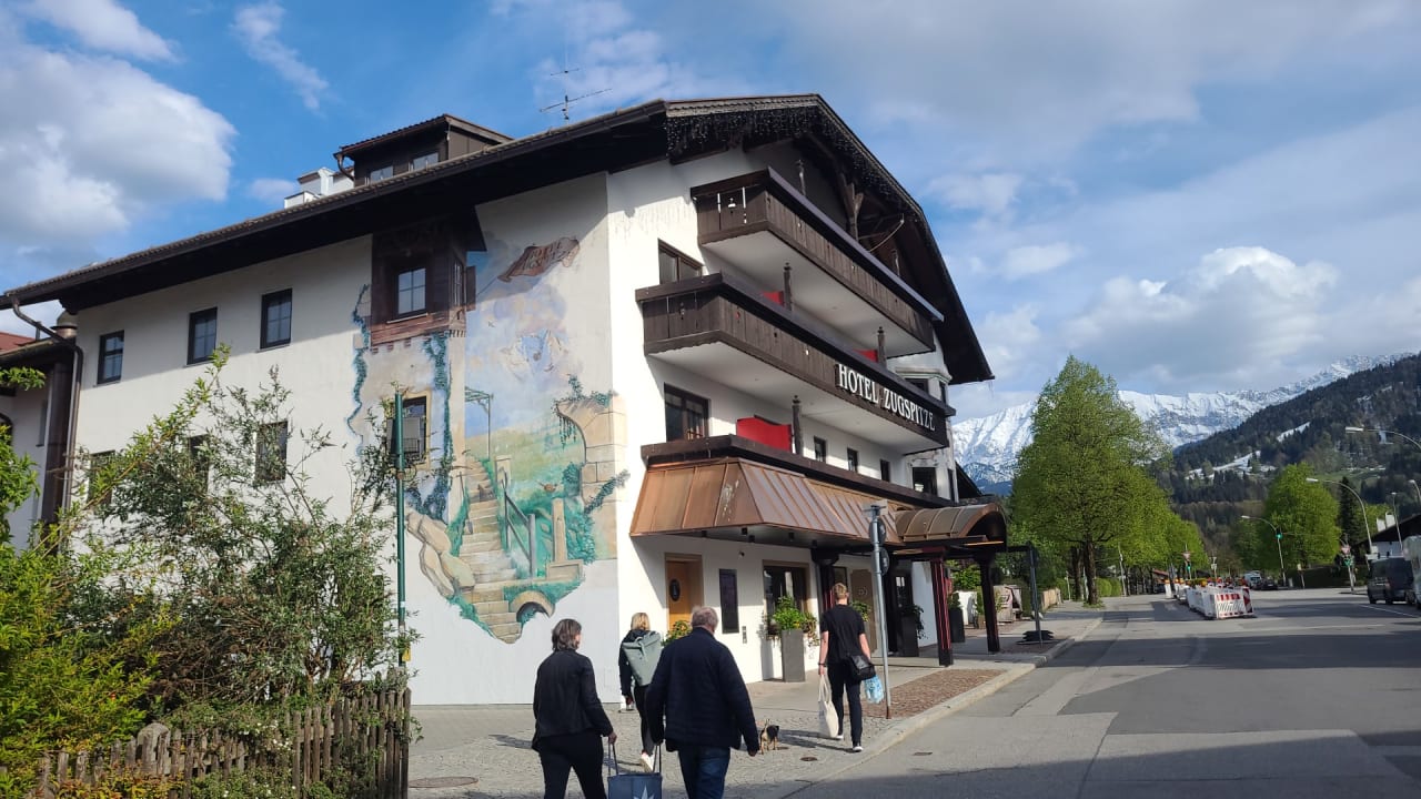 Außenansicht Hotel Zugspitze