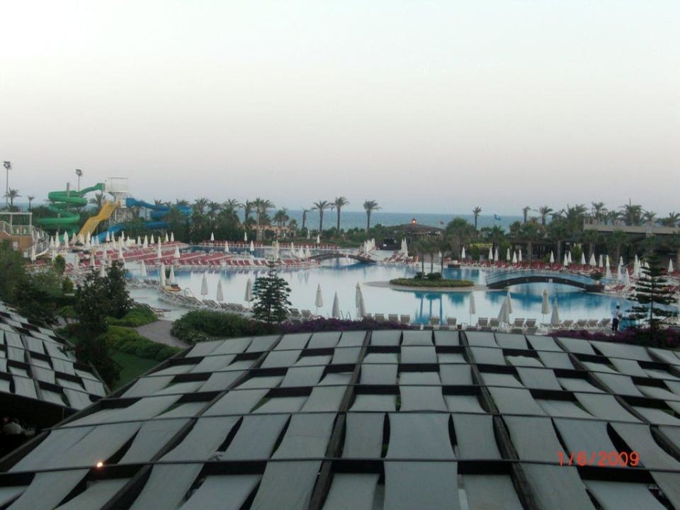 Ausblick zum Pool Hotel Miracle Resort