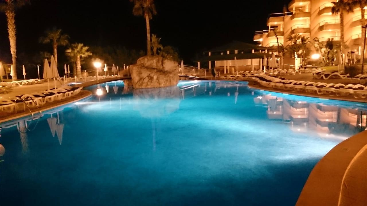 So sieht es in der Nacht aus Hotel Tropic Garden