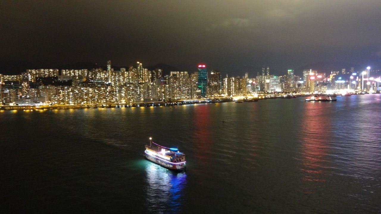 Blick vom Dachpool auf Hongkong Island Harbour Grand Kowloon