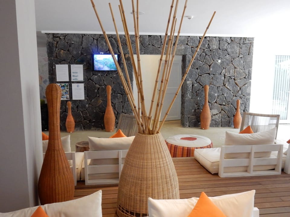 Sitzmöglichkeiten im Lobby-Bereich Friday Attitude