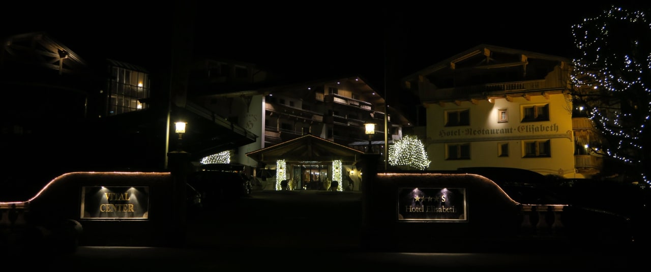 Einfahrt des Hotels bei Nacht Hotel Elisabeth