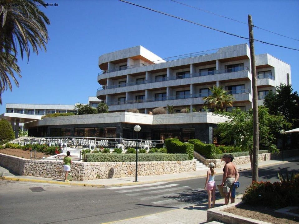 Hotel vom Strand aus gesehen Hotel Serrano Palace