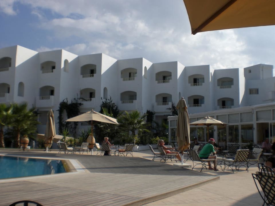 Blick vom Pool zur Hotelanlage Hotel Thalassa Mahdia