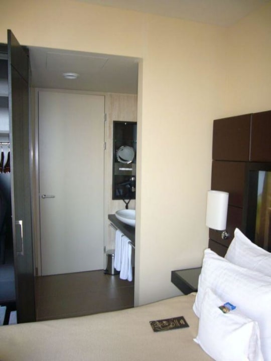 Blick vom Schlafraum ins offene Bad Lindner Hotel Vienna Am Belvedere, part of JdV by Hyatt