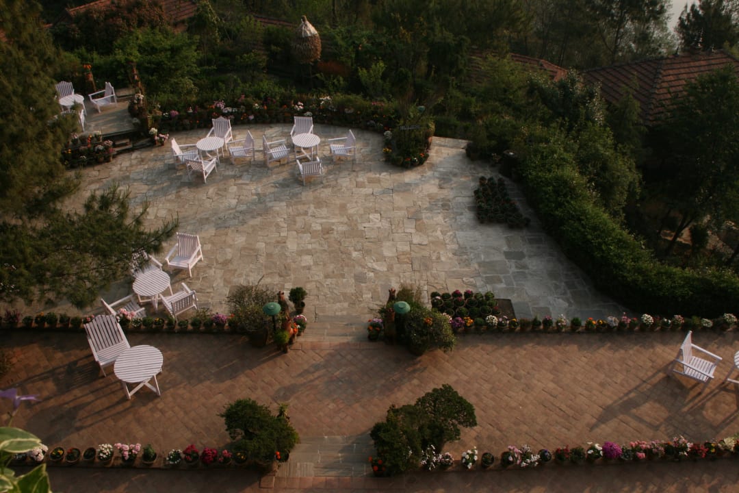 Blick vom Zimmer auf dieTerrasse The Fort Resort, Nagarkot