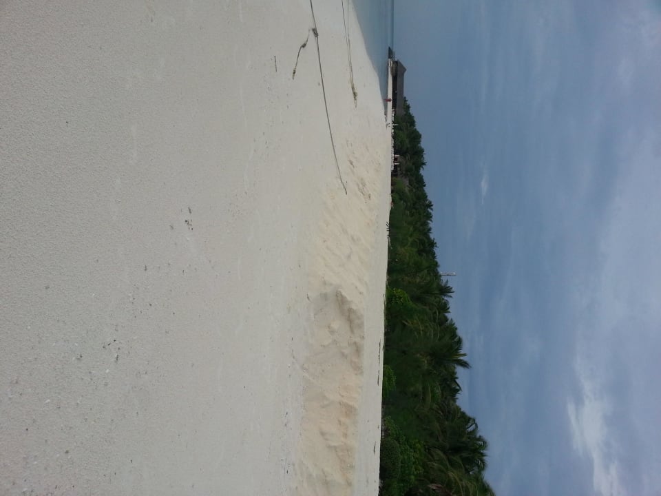 Frisch mit Sand aufgefüllter Strand. Summer Island Maldives