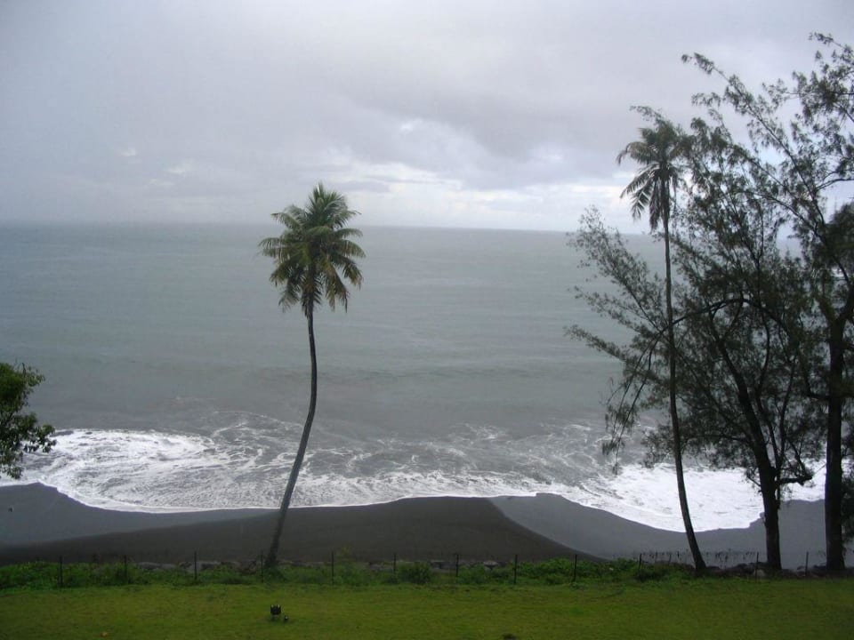 Zimmerausblick zum privaten Lava Sandstrand Tahiti Pearl Beach Resort