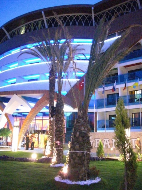 Anfahrts-und Eingangsbereich Abends Granada Luxury Okurcalar