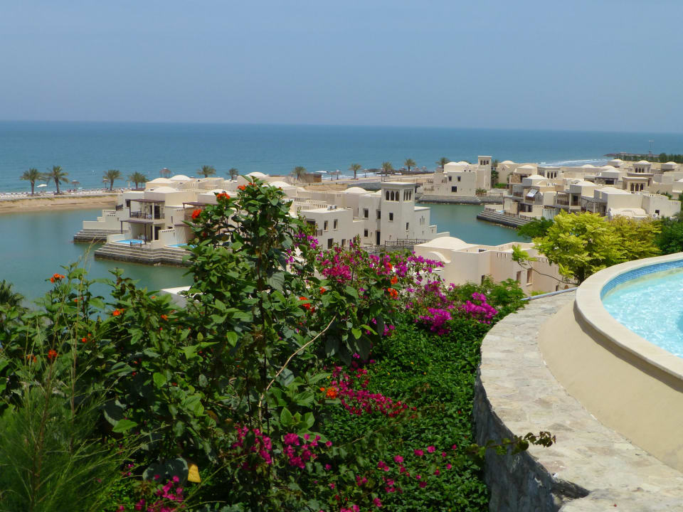 Blick auf die Villen The Cove Rotana Resort