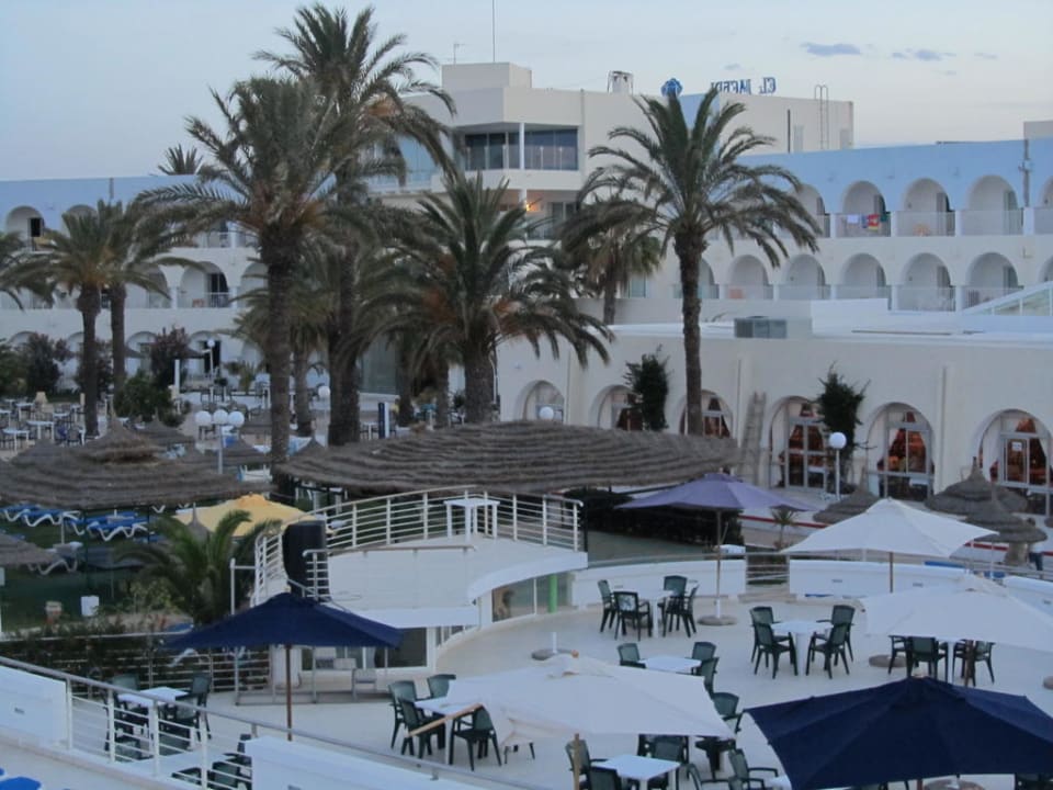 Poolbar mit Blick auf die Liegewiese El Mehdi Beach Resort