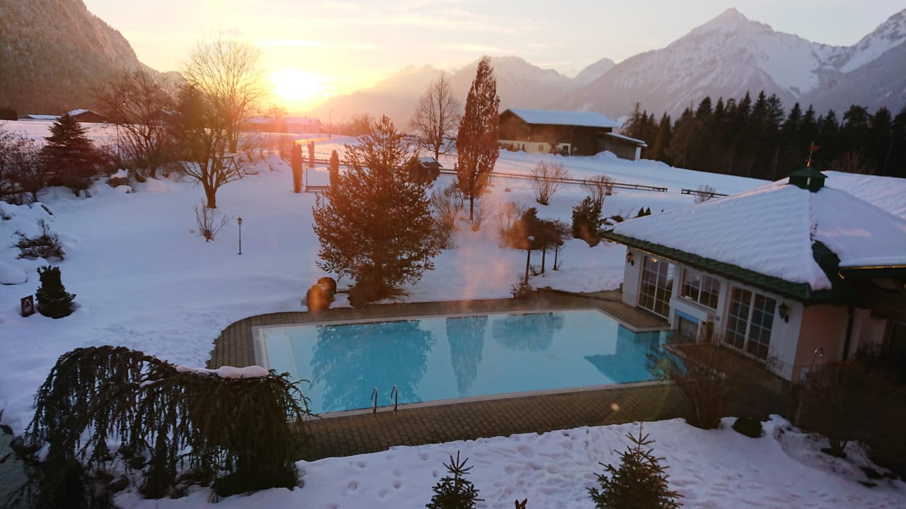blick-in-den-hotelgarten-hotel-pirchnerhof-reith-im-alpbachtal
