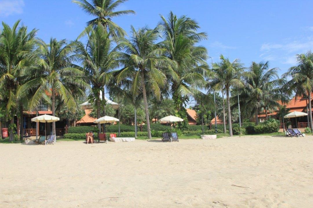 Am Strand ein paar Schirme und Klappliegestühle Hotel Baan Grood Arcadia Resort & Spa