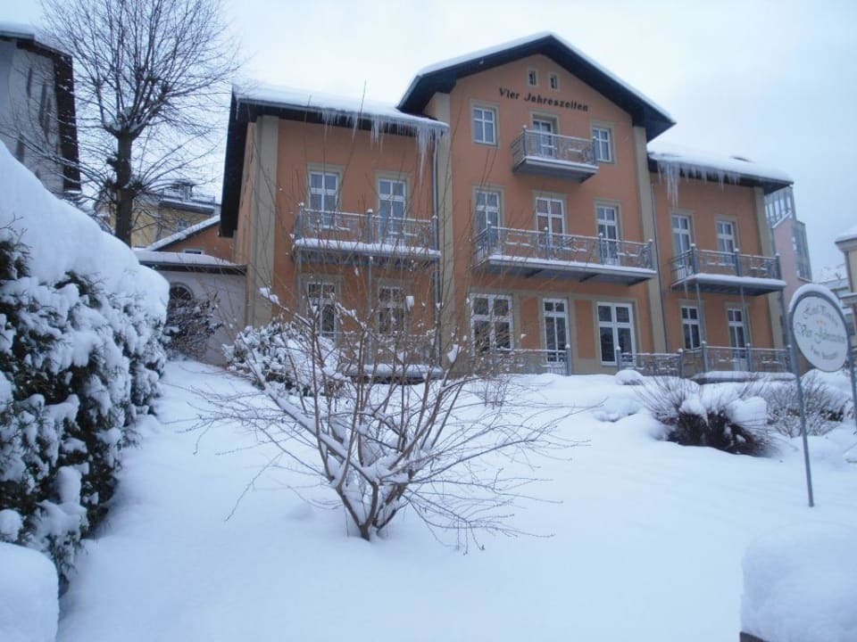 Außenansicht Hotel Vier Jahreszeiten im Winter Hotel-Pension Vier Jahreszeiten