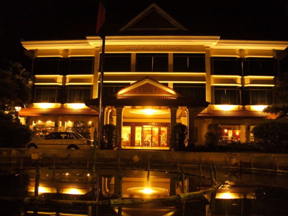 Abendansicht von der Strasse auf das Hotel Khemara Angkor Hotel & Spa