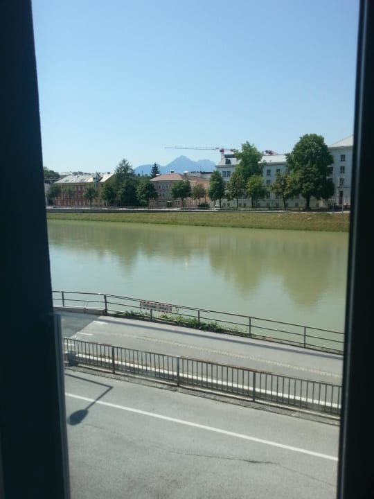 Blick auf die Salzach Motel One Salzburg-Mirabell