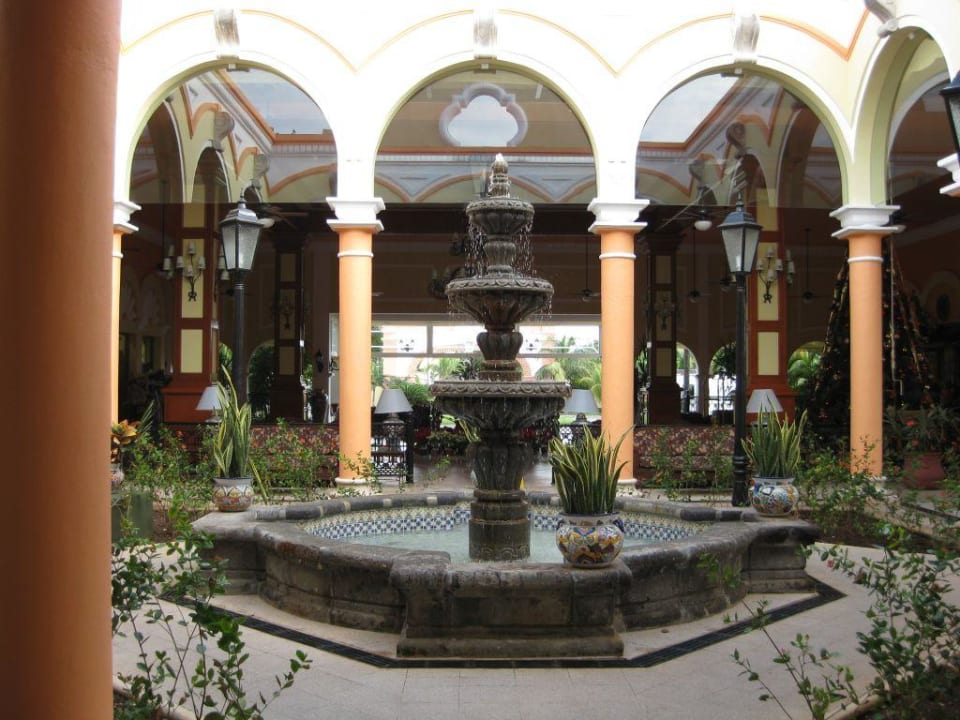 Brunnen in der Hotellobby Hotel Riu Tequila