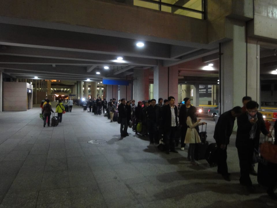 Warteschlange Taxistand Holiday Inn Express Shanghai Pudong Airport by IHG